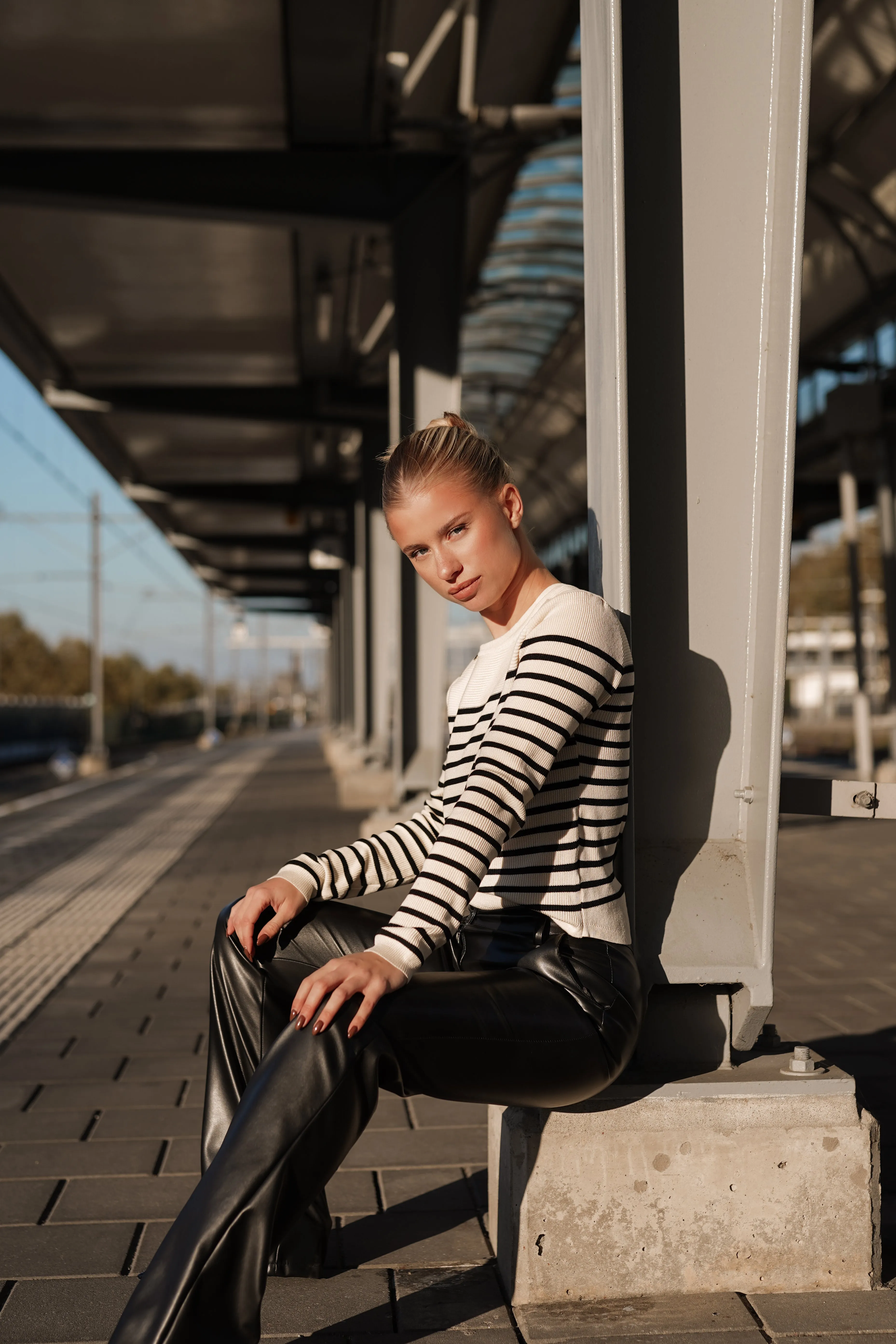 Gestreepte top met gouden details beige - Pepper